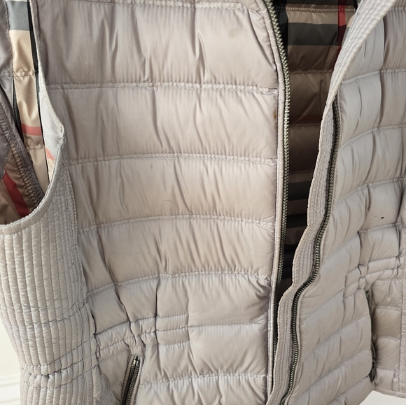Burberry Puffer Vest. - Picture 3 of 7